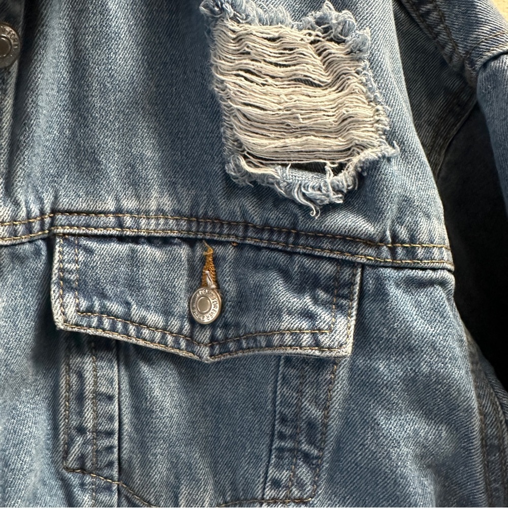 Forever 21 Distressed Light Blue Wash, Frayed Hem Stretch Jean Jacket Size M - Picture 5 of 9